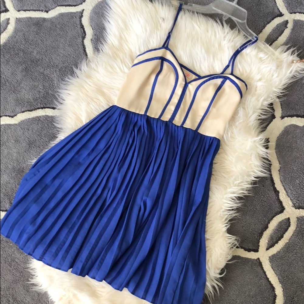 Gianni Bini Blue cream pleated mini dress small